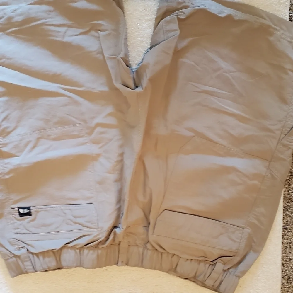 The North face  khaki shorts men sz xl. Cargo back elastic waist